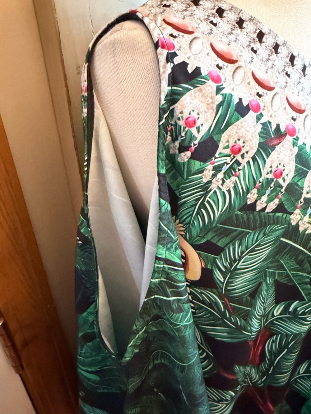 Beautiful Women’s Green Tropical Print V‑Neck Tunic - Picture 3 of 7
